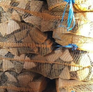 15 zakken ovengedroogd eikenhout á 8 kg (afgehaald)